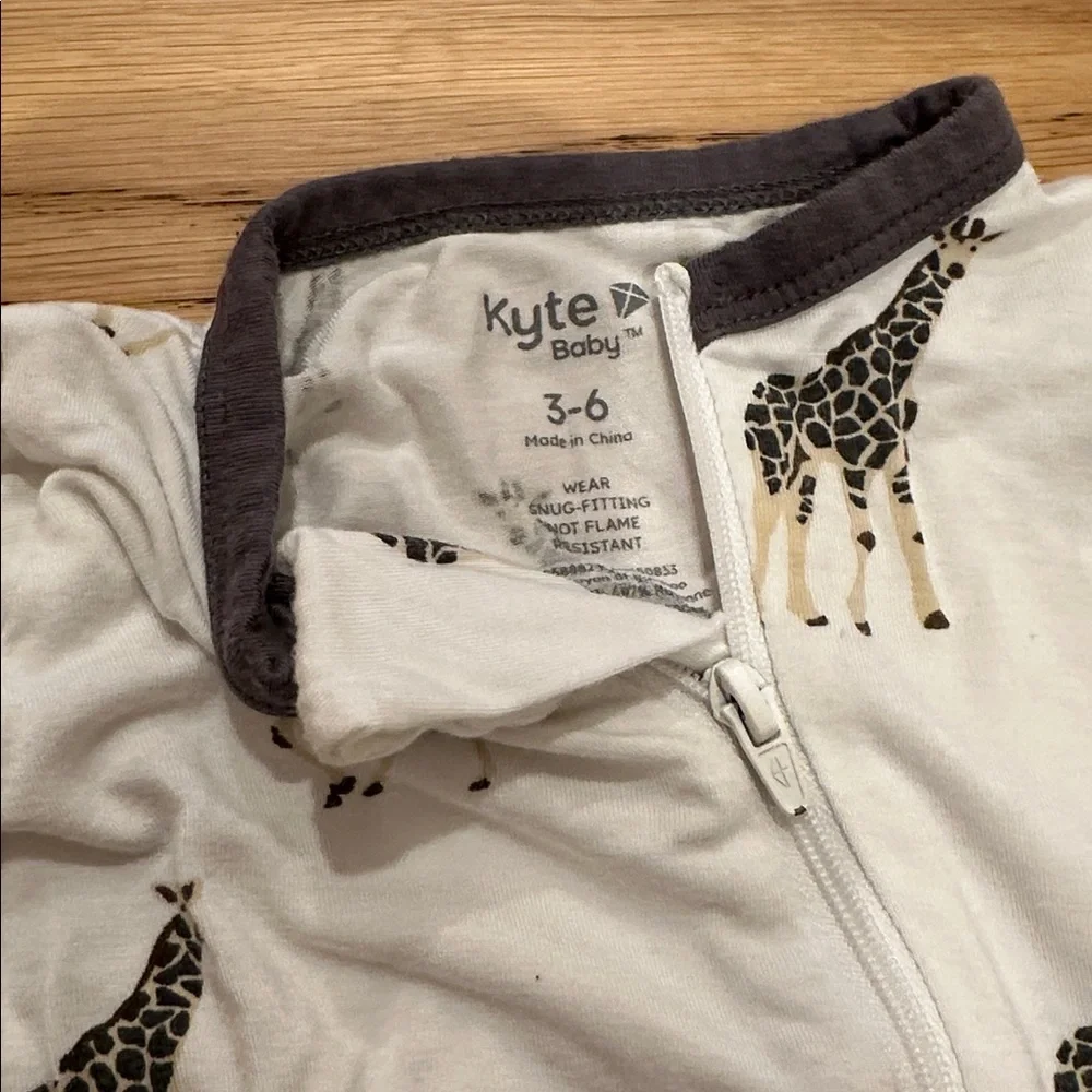 Kyte BABY Giraffe Print Zippered Footie 3-6mo - Picture 2 of 2